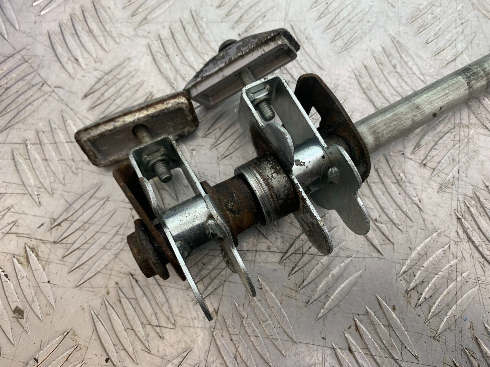 SUZUKI GSF600 GSF 600 BANDIT REAR WHEEL SPINDLE   2000-2004 (CMB1269)