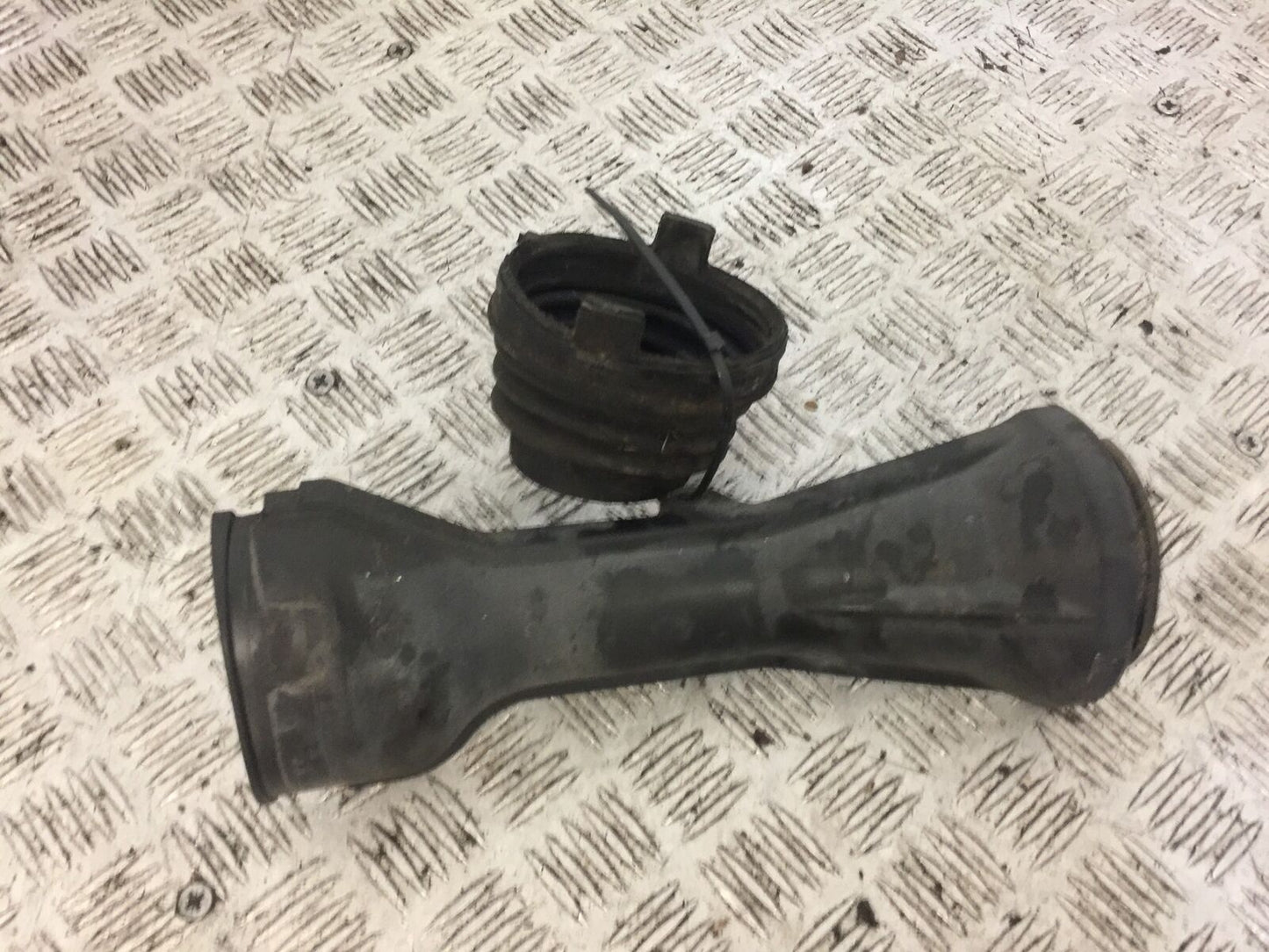 KAWASAKI GTR1400 GTR 1400 SWINGARM COVERS YEAR 2010 (STOCK 716)
