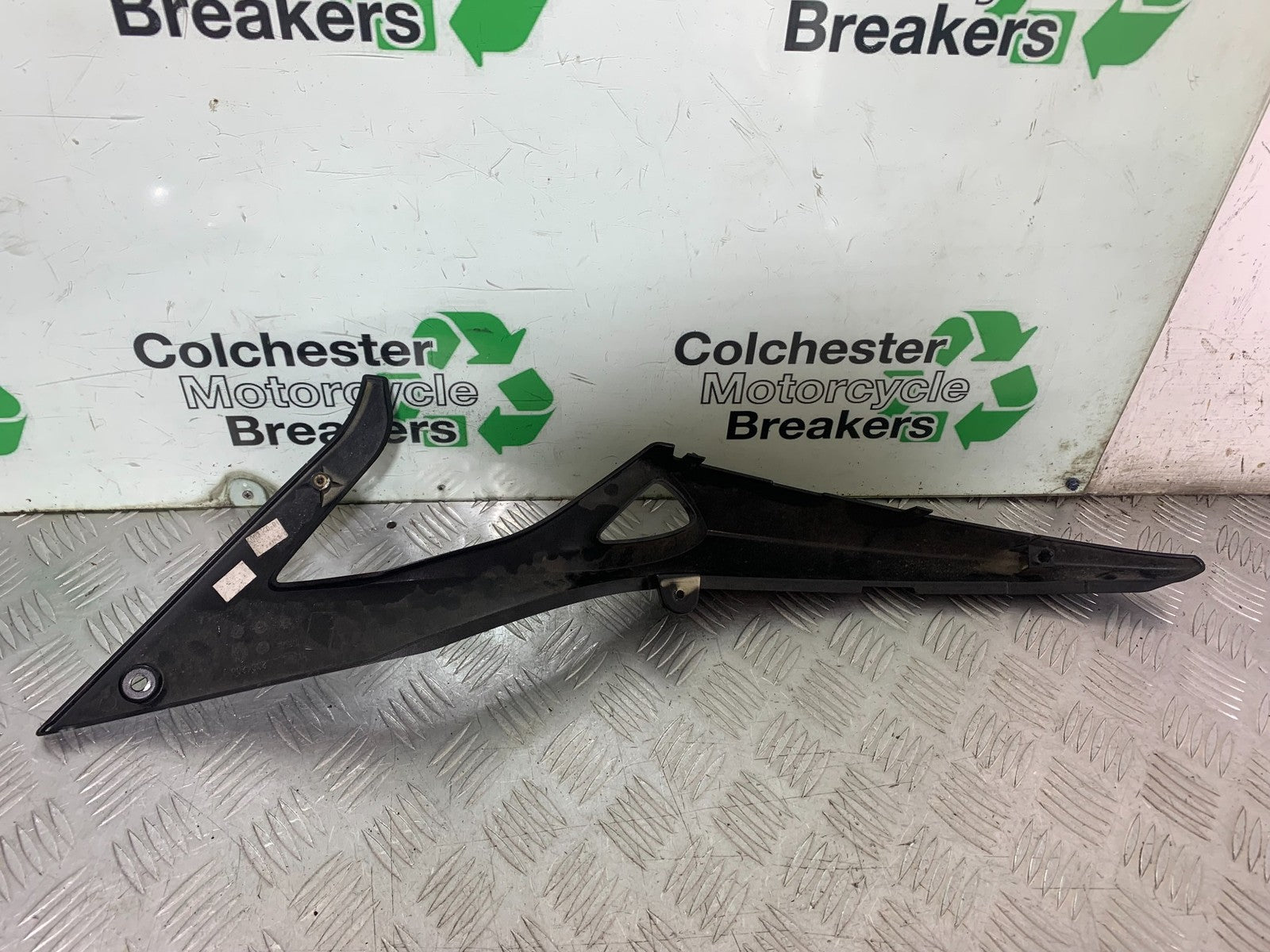 TRIUMPH 1050 SPEED TRIPLE LEFT SEAT PANEL YEAR 2005-2007 (CMB1322)
