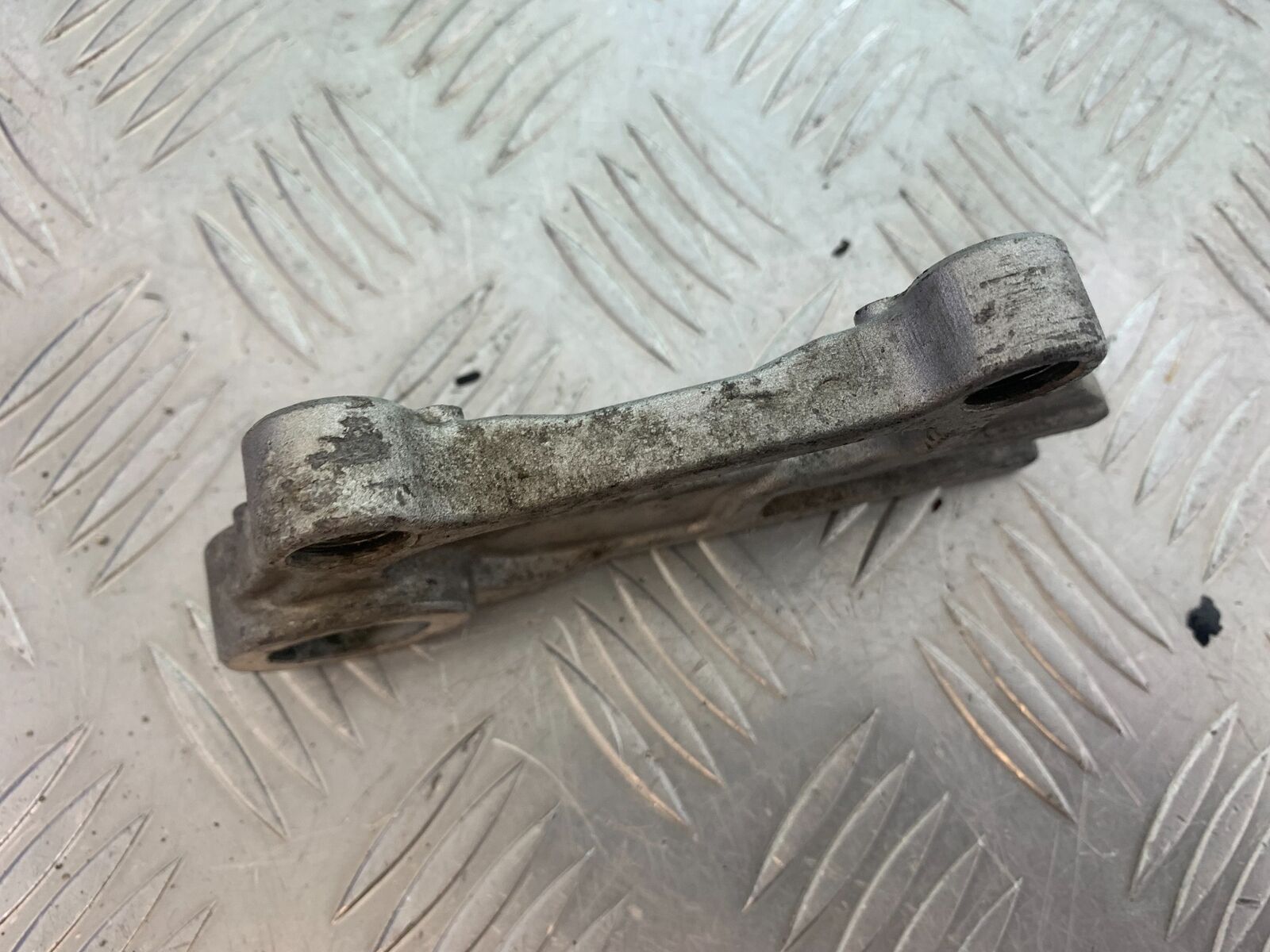 KAWASAKI ZX6R ZX6 J REAR CALIPER BRACKET   YEAR 2000 (CMB1129)