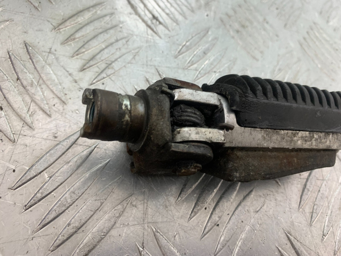 SUZUKI GSF600 GSF 600 BANDIT FRONT RIGHT FOOTPEG  2000-2004 (CMB1269)