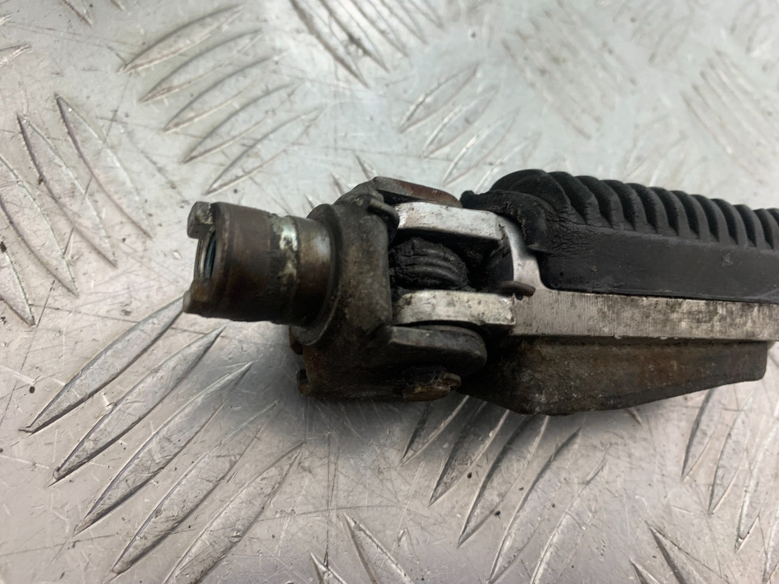 SUZUKI GSF600 GSF 600 BANDIT FRONT RIGHT FOOTPEG  2000-2004 (CMB1269)
