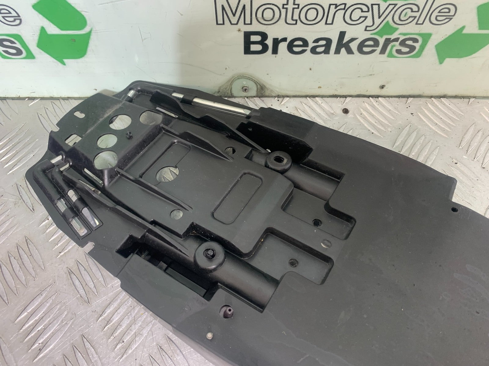 TRIUMPH 675 STREET TRIPLE UNDERTRAY    2013-2016 (CMB1186)