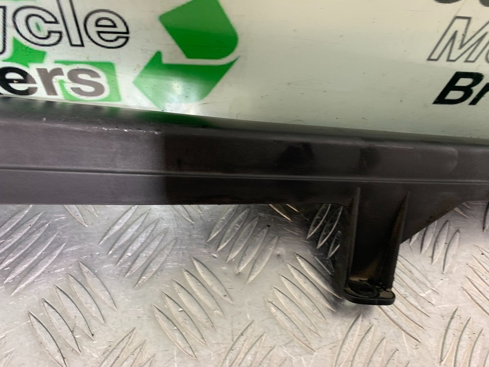 TRIUMPH 955i DAYTONA CHAIN GUARD  YEAR 2002-2006 (CMB1229)