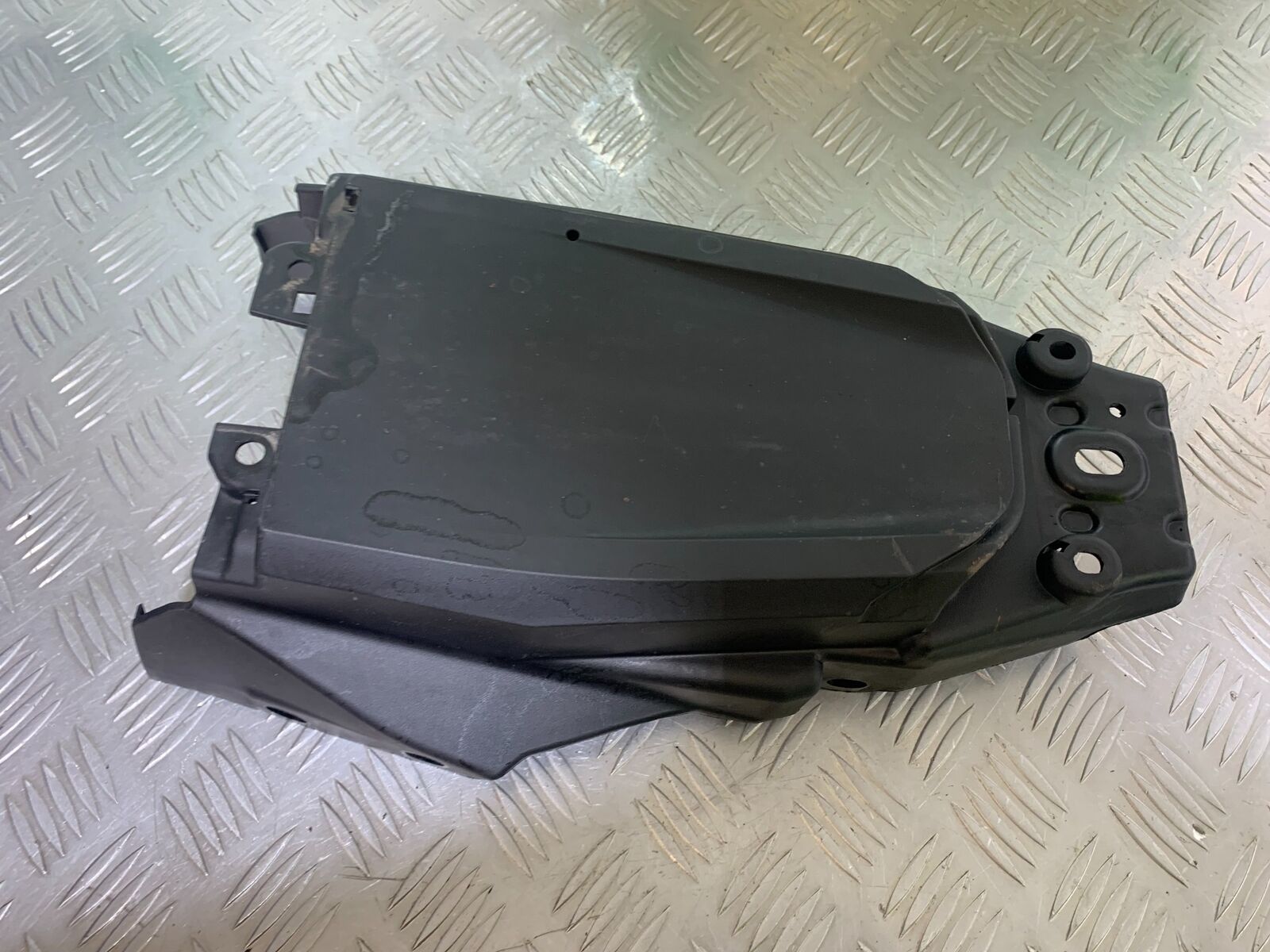 KTM 125 DUKE UNDERTRAY YEAR 2018-2023 (CMB1083)