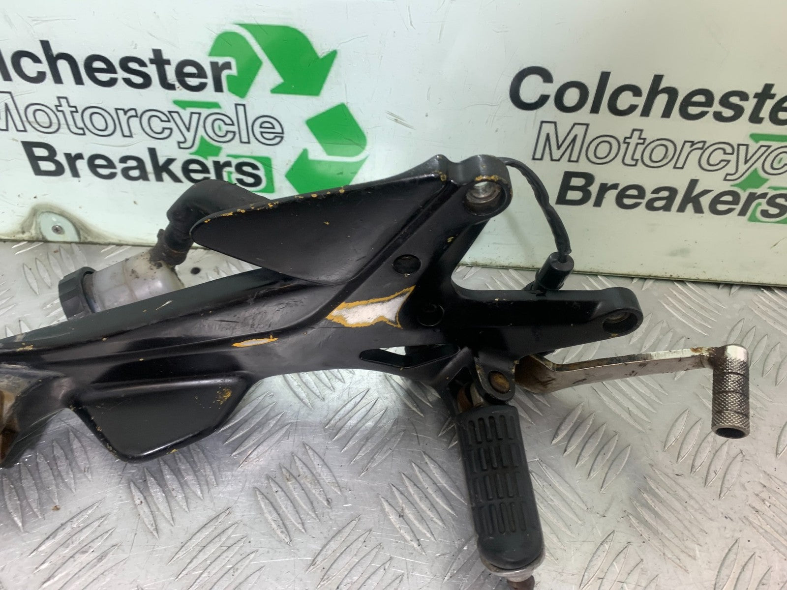 HONDA CBF600 CBF 600 RIGHT HANGER AND PEGS  YEAR 2004-07  (CMB1305)