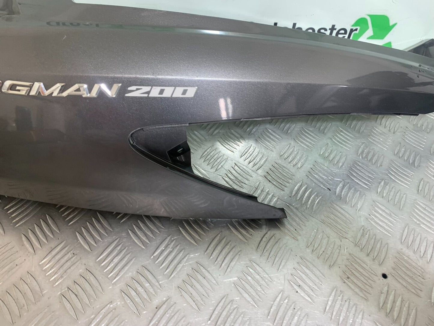 SUZUKI AN 200 UN 200 BURGMAN RIGHT SEAT PANEL YEAR 2007-09 (CMB1128)
