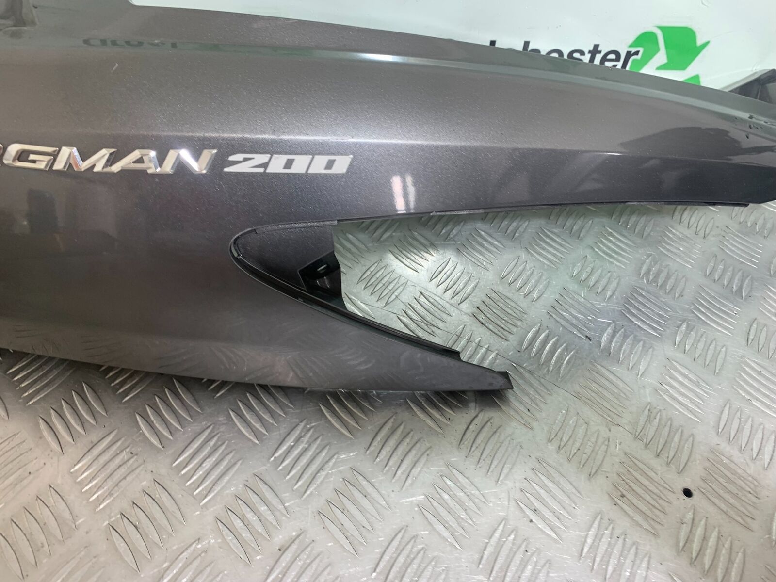 SUZUKI AN 200 UN 200 BURGMAN RIGHT SEAT PANEL YEAR 2007-09 (CMB1128)