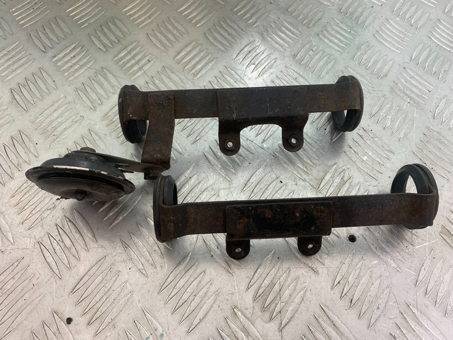 SUZUKI GSF600 GSF 600 BANDIT HEADLIGHT BRACKETS  YEAR 2001-2003 (CMB1157)