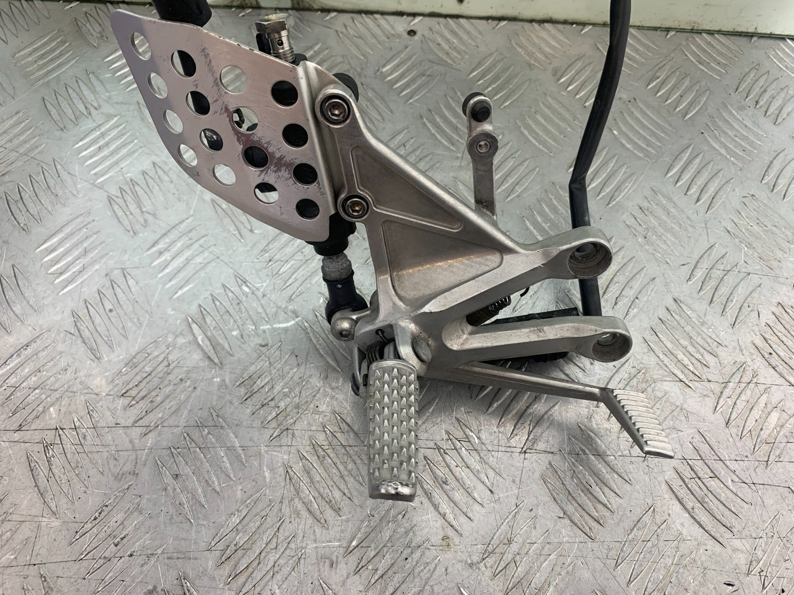 HONDA CBR1000 rr FIREBLADE FRONT RIGHT HANGER   YEAR 2006 (CMB1220)