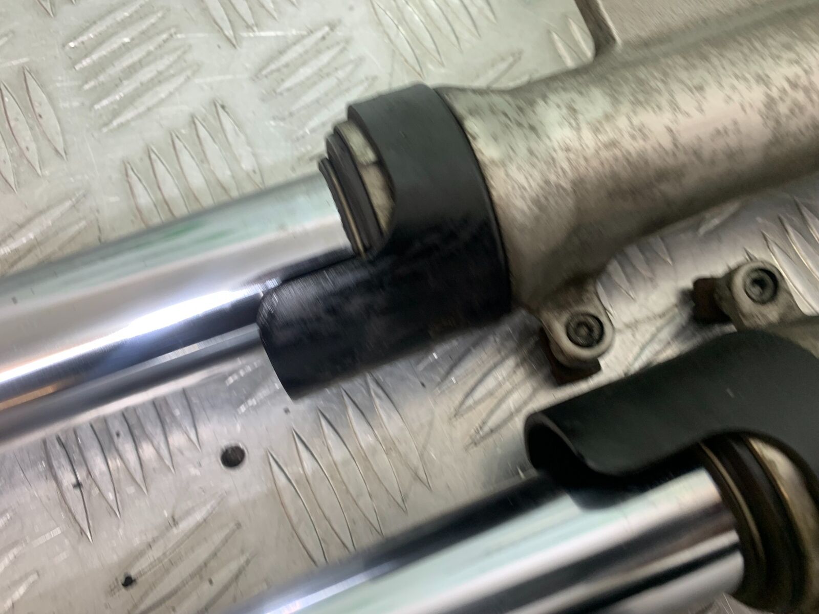HONDA CBR1100 BLACKBIRD FORKS    YEAR 1999-2005 (CMB1103)