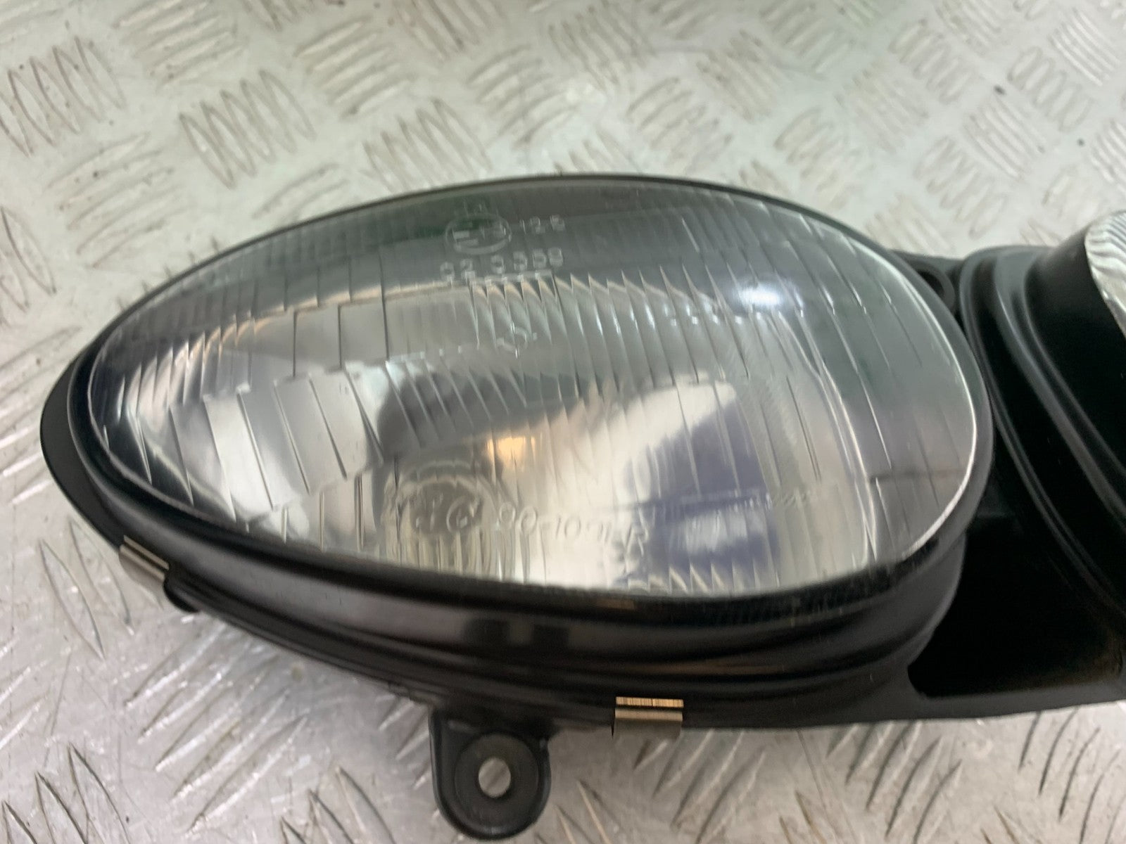 TRIUMPH 955I SPRINT RS HEADLIGHT YEAR 1999-03 (CMB1313)