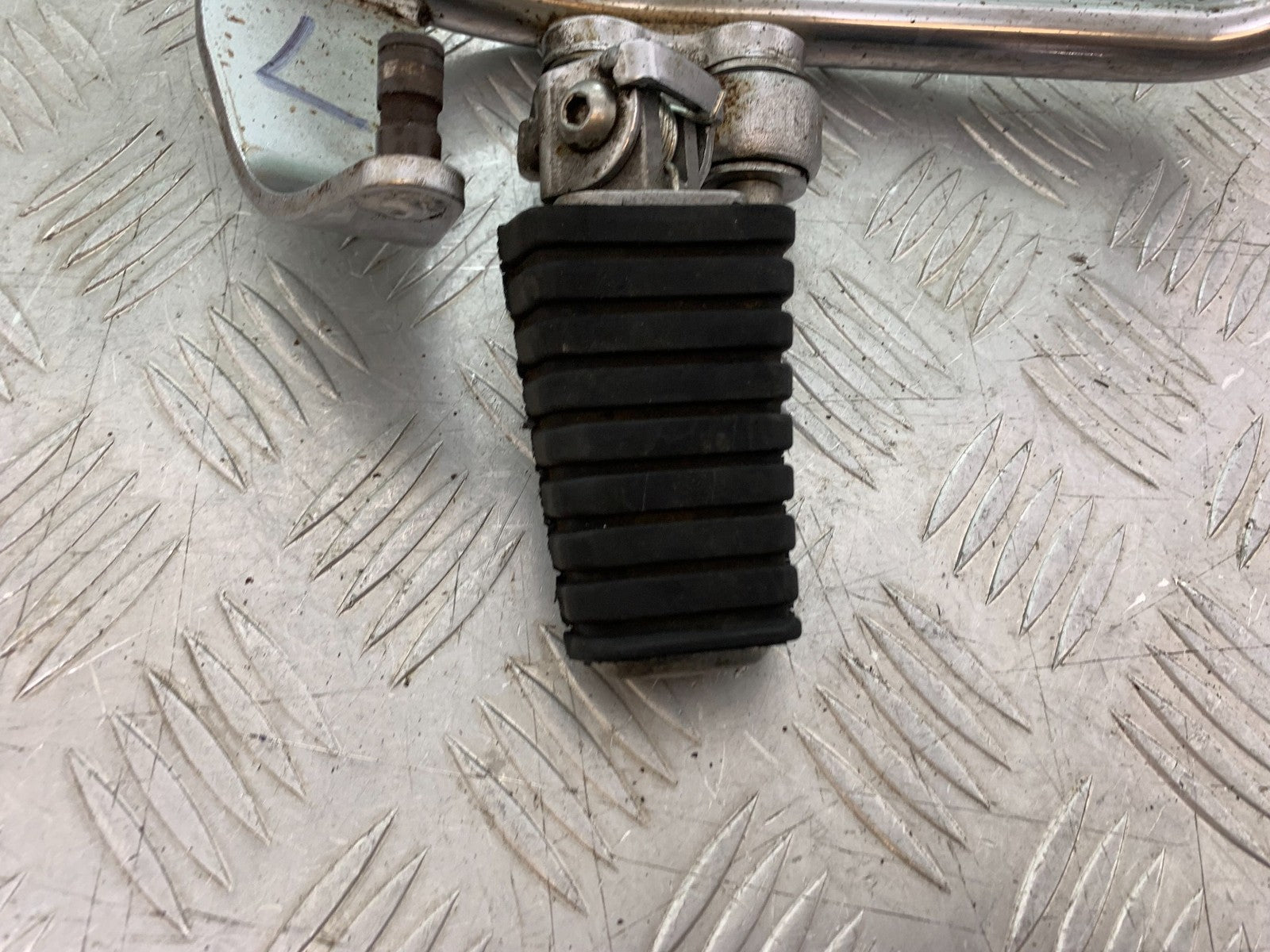 YAMAHA XV1100 XV 1100 VIRAGO LEFT HANGER AND PEG  1990-1999 (CMB1190)