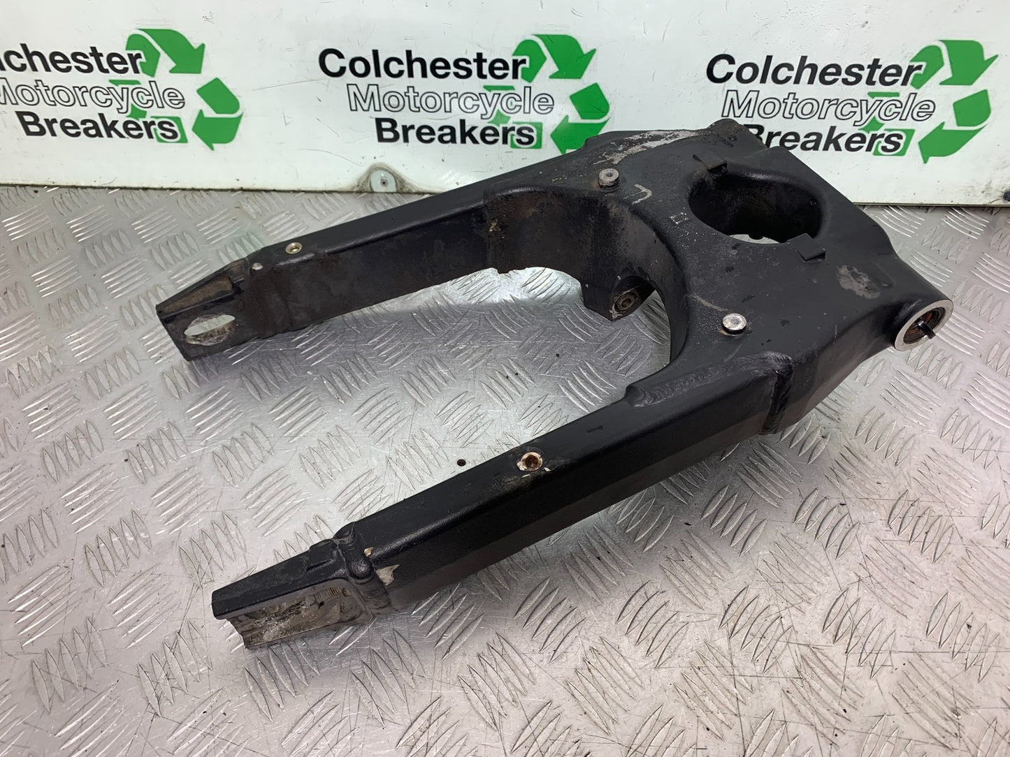 TRIUMPH 955i DAYTONA SWINGARM   YEAR 2002-2006 (CMB1229)