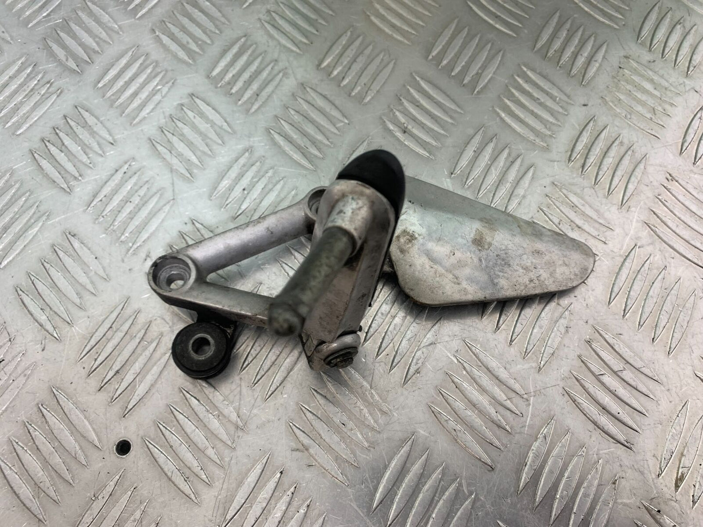 HONDA CBR1100 BLACKBIRD FRONT LEFT HANGER  YEAR 1999-2005 (CMB1103)