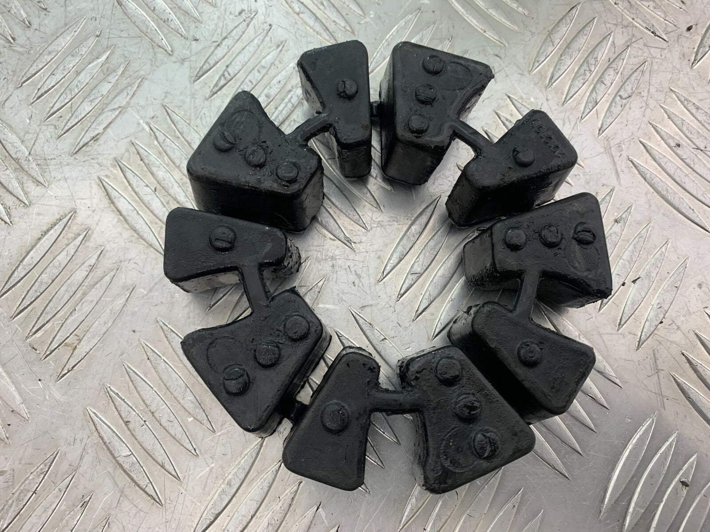 TRIUMPH THUNDERBIRD 1600 CUSH DRIVE RUBBERS  YEAR 2011 (CMB1107)