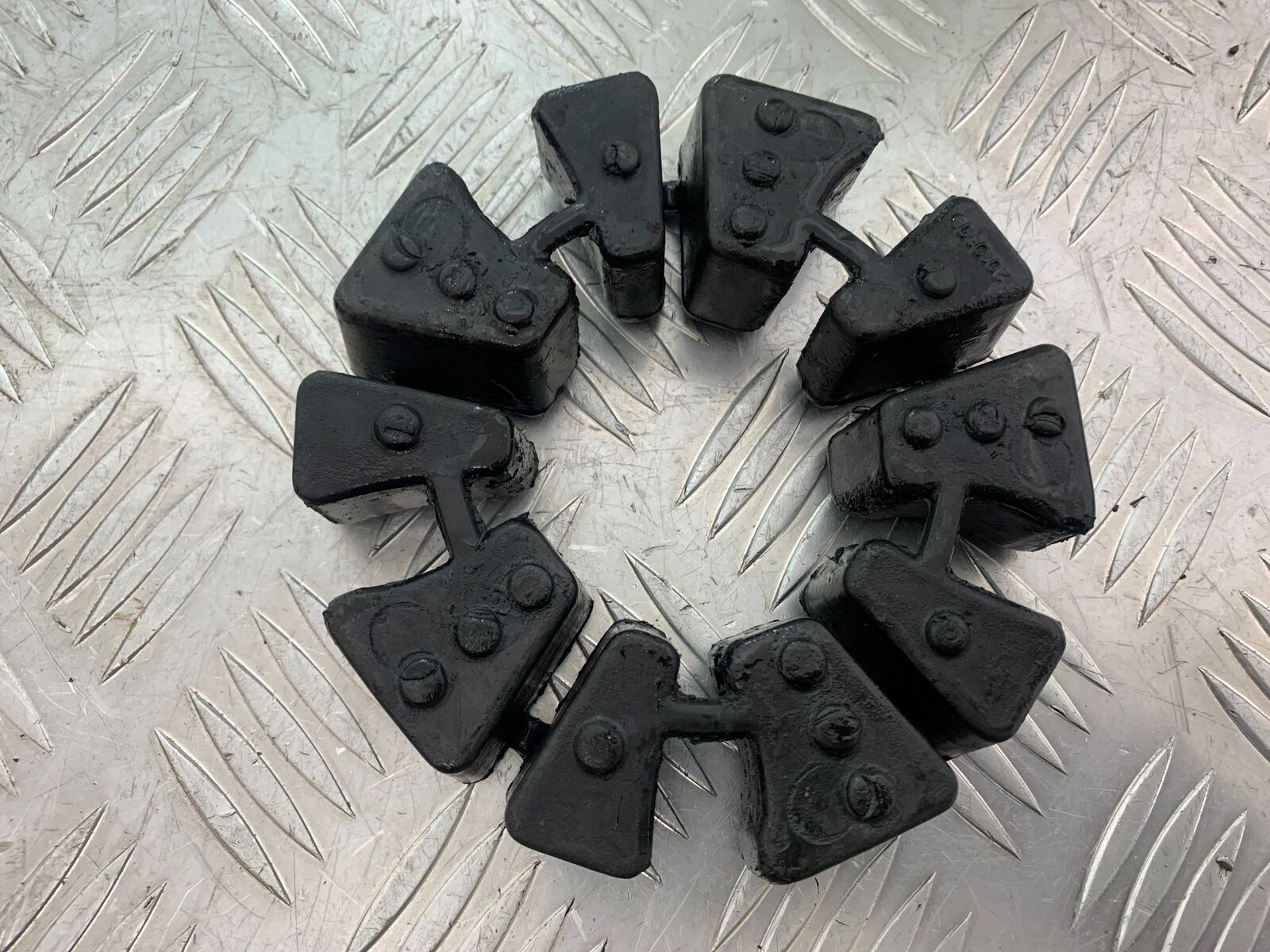 TRIUMPH THUNDERBIRD 1600 CUSH DRIVE RUBBERS  YEAR 2011 (CMB1107)