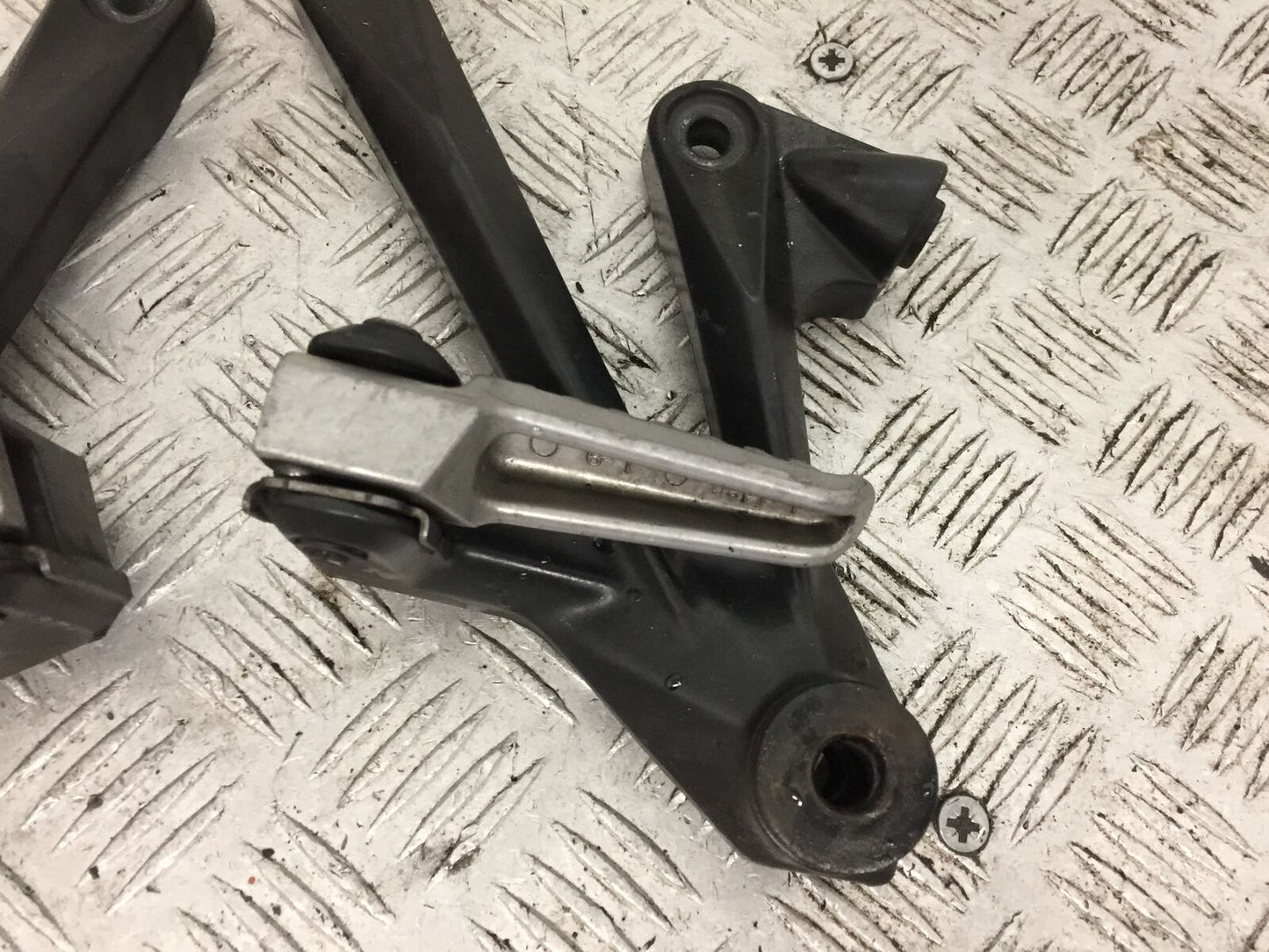 KAWASAKI ZZR1400 ZZR 1400 REAR HANGER AND PEGS  YEAR 2011 (STOCK 802)