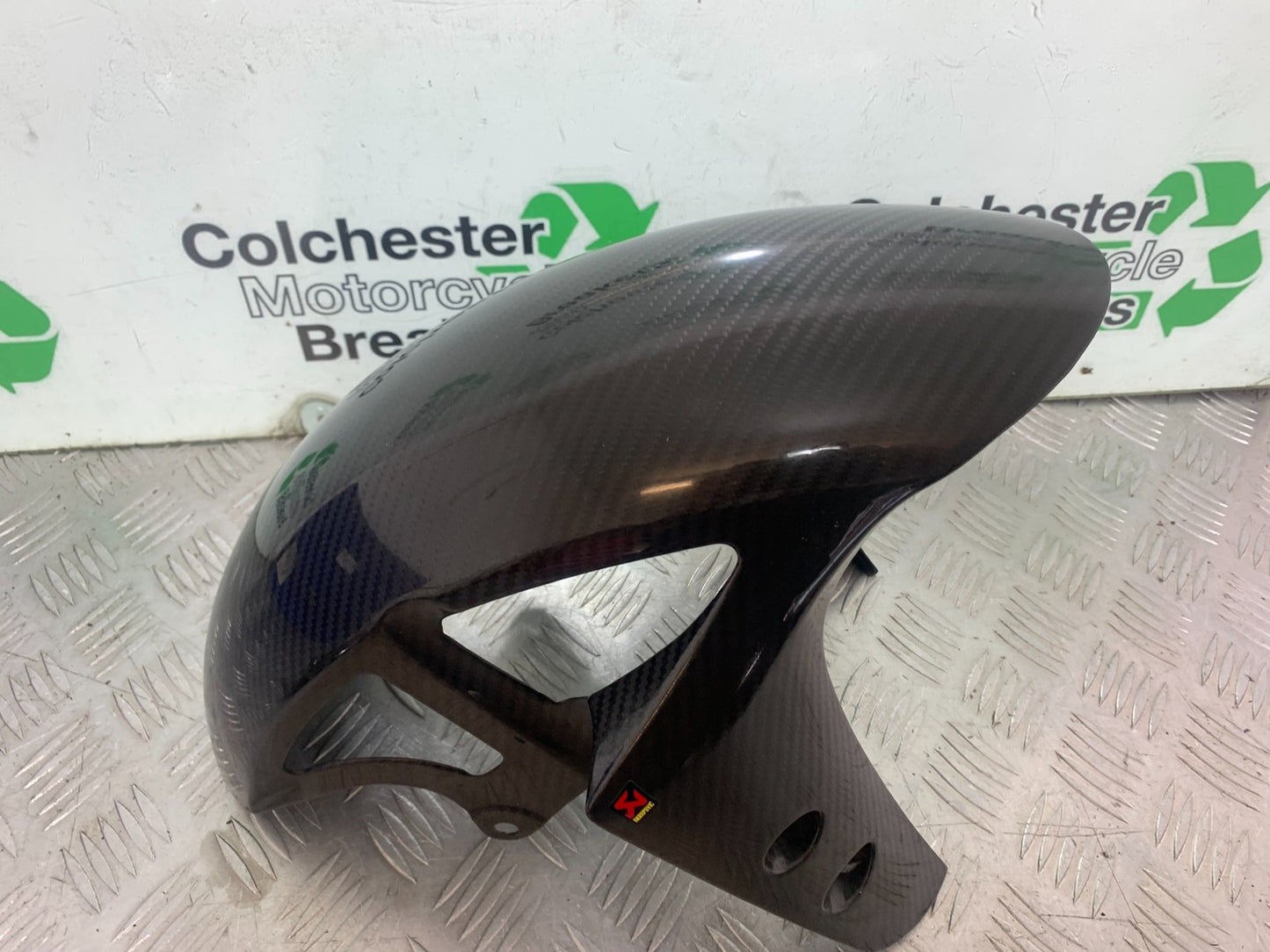 YAMAHA YZF R1 14 B BIG BANG CARBON FRONT MUDGUARD   2009-14 (CMB1175)