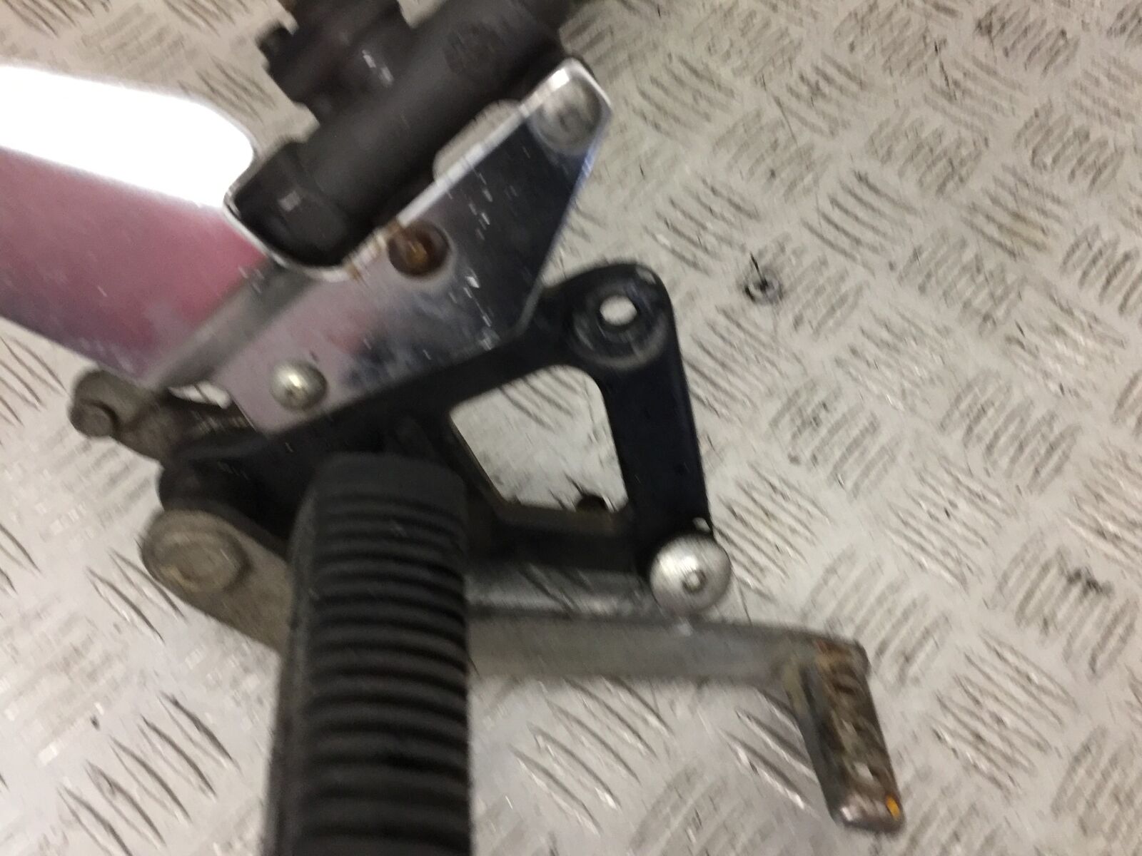 SUZUKI GS500 GS 500 FRONT RIGHT HANGER   YEAR 2004-09 (STOCK 882)
