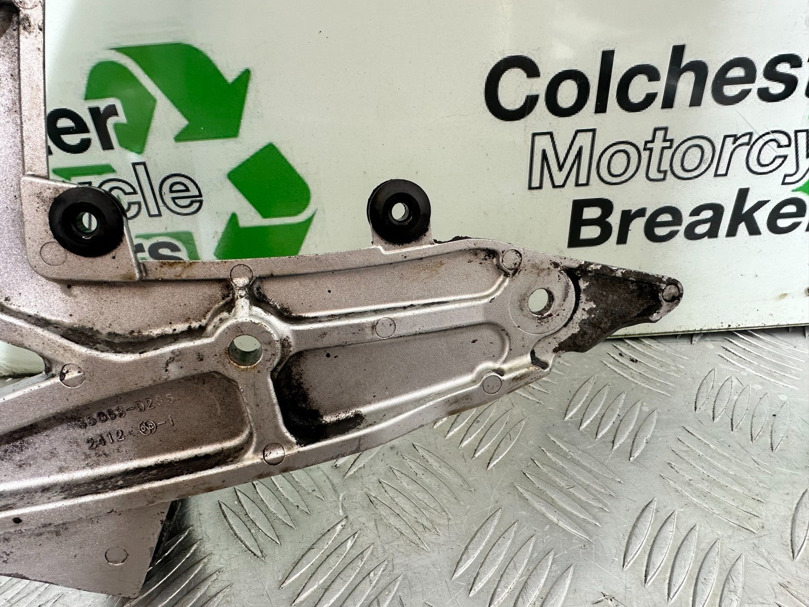 KAWASAKI ER6 F ER6F LEFT HANGER AND PEGS YEAR 2005-2008 (CMB1178)