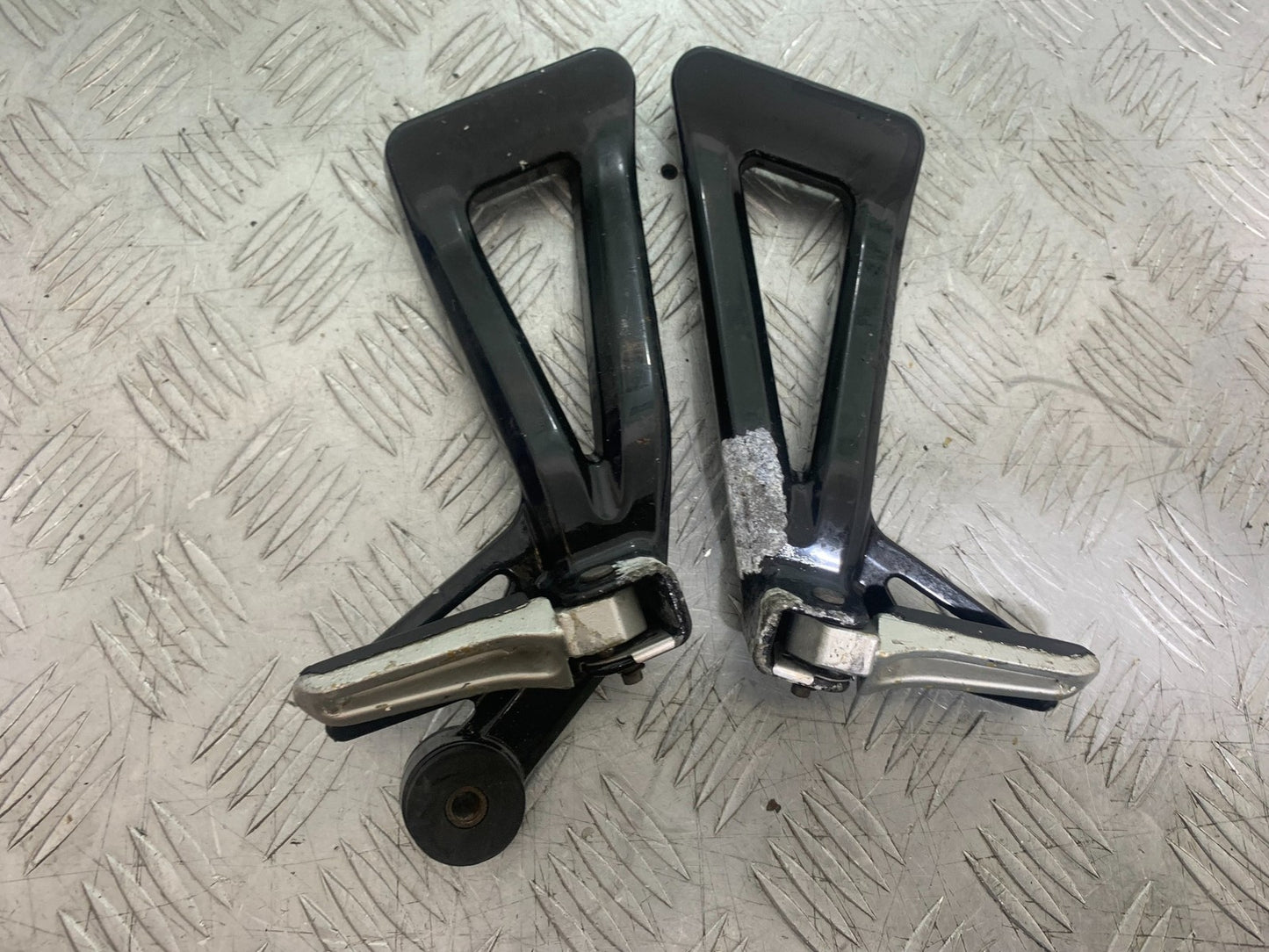 SUZUKI GSX750 INAZUMA REAR HANGERS AND PEGS   YEAR 1998-2003 (CMB1308)