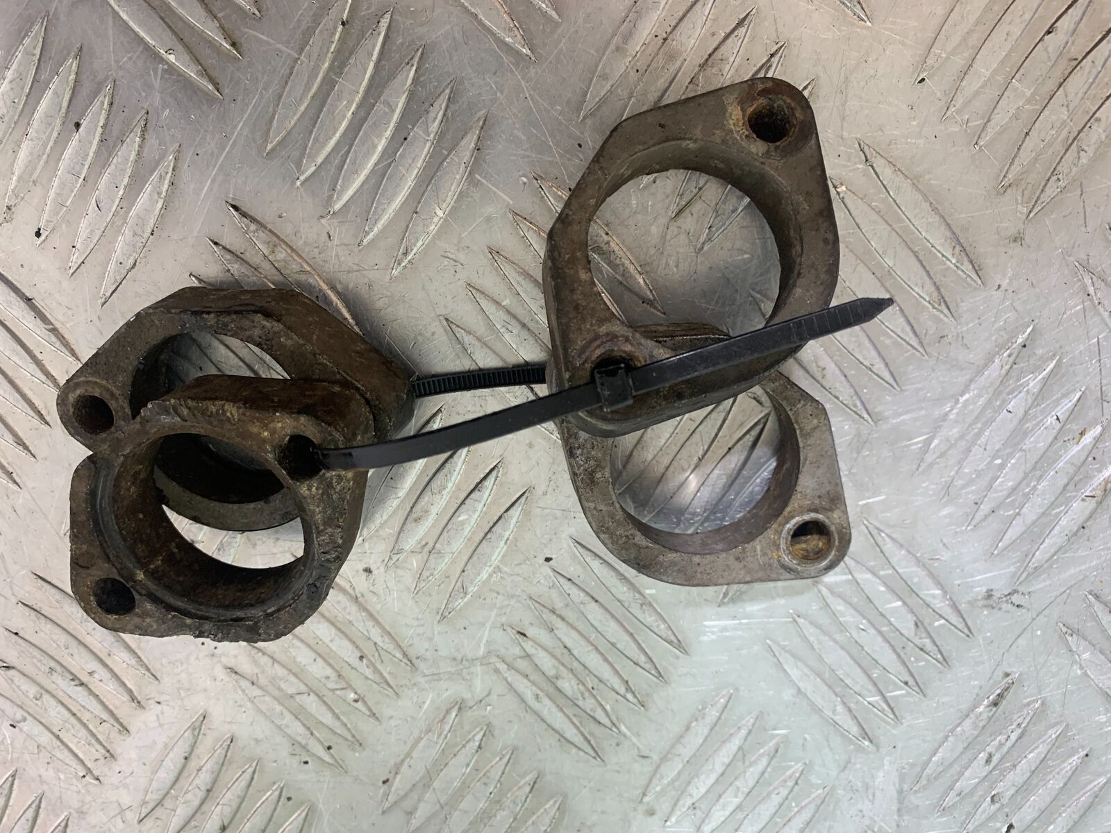 KAWASAKI Z750 ZR750 ZR-7S EXHAUST CLAMPS  YEAR 1999-05 (CMB1135)