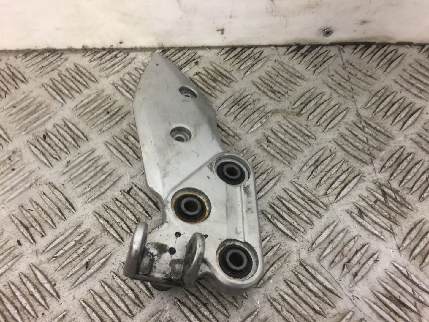 SUZUKI GSX1400 GSX 1400 FRONT RIGHT HANGER  YEAR 2003 (STOCK 381)