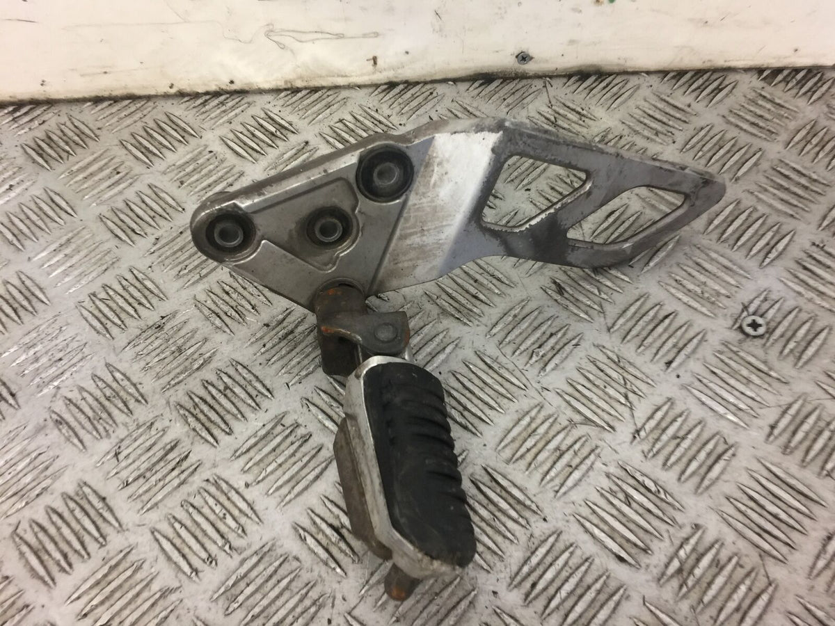 SUZUKI GSX1250 GSX 1250 FA K8 FRONT LEFT HANGER AND PEG YEAR 2009 (STOCK 497)