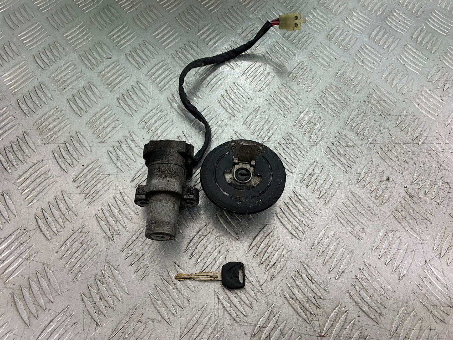 HONDA CB600 CB 600 HORNET IGNITION AND PETROL CAP   YEAR 1998-2002 (CMB1297)