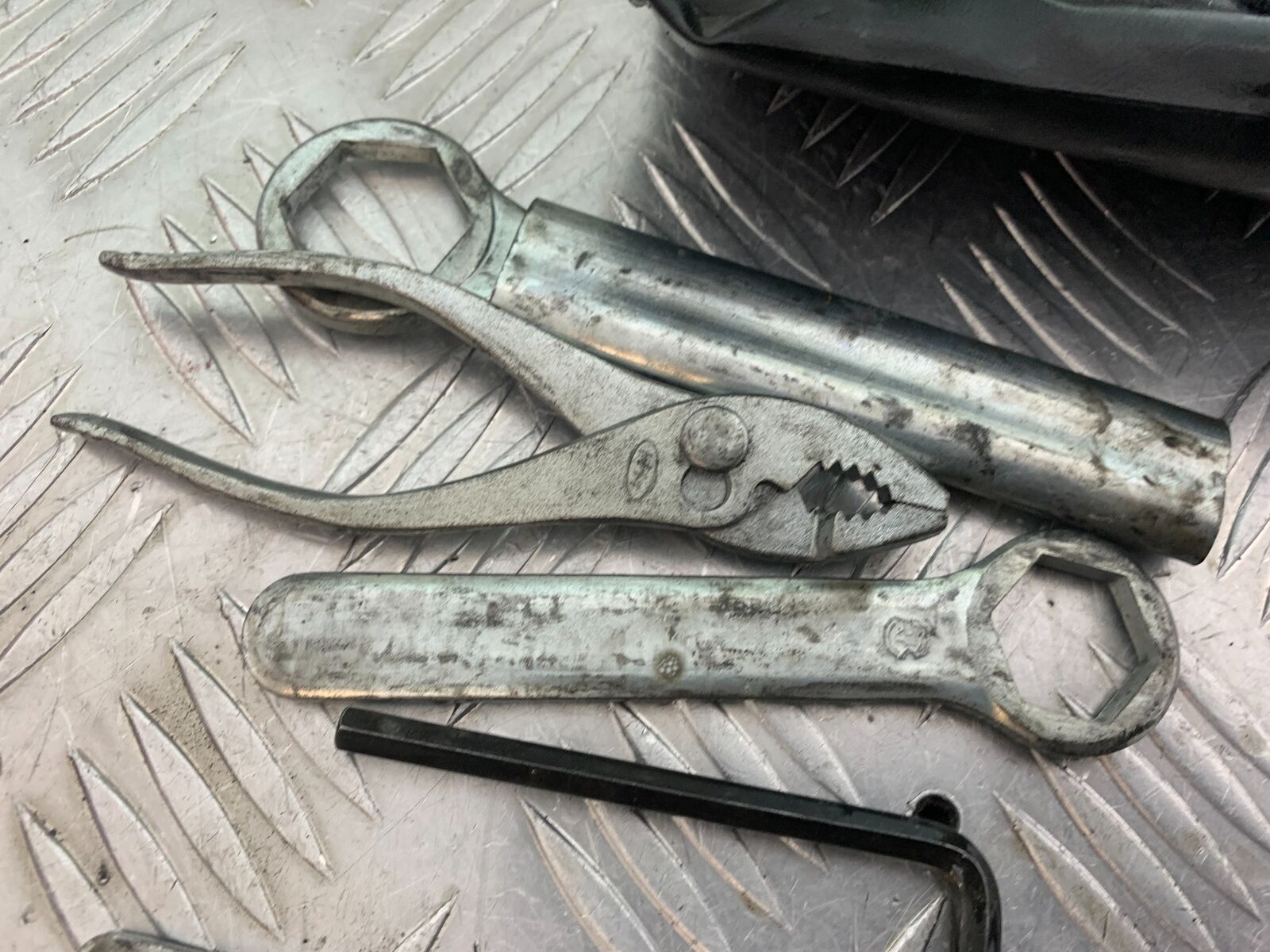 HONDA CBR1100 BLACKBIRD TOOL KIT  YEAR 1999-2005 (CMB1103)