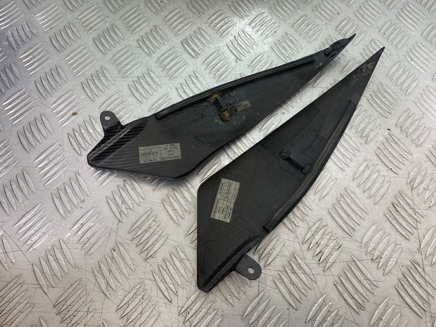 YAMAHA YZF R1 4C8 LEFT & RIGHT CARBON SIDE TRIM YEAR 2007-2008 (CMB1237)
