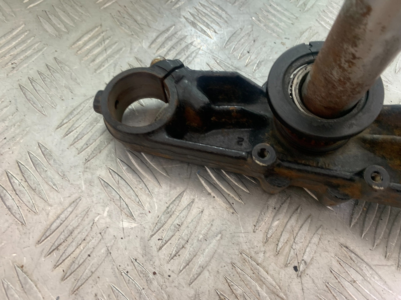 KAWASAKI VN1500 CLASSIC BOTTOM YOKE  YEAR 1999 -2006 (CMB1166)