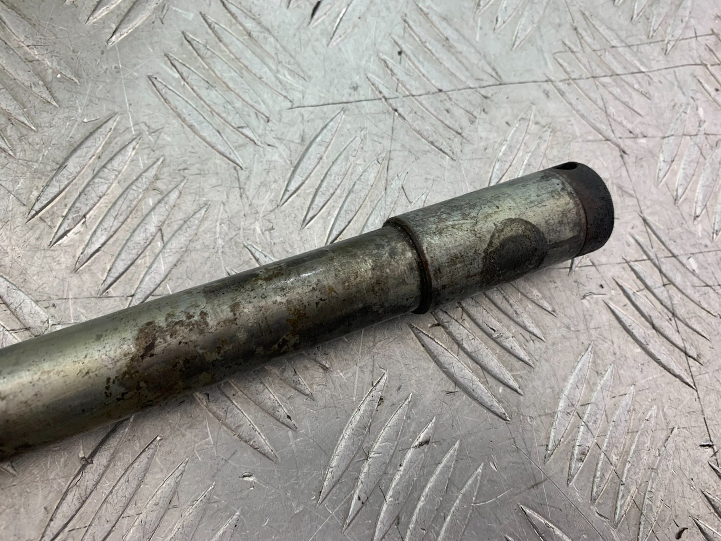 TRIUMPH TROPHY 900 FRONT WHEEL SPINDLE  YEAR 1991-95 (CMB1251)