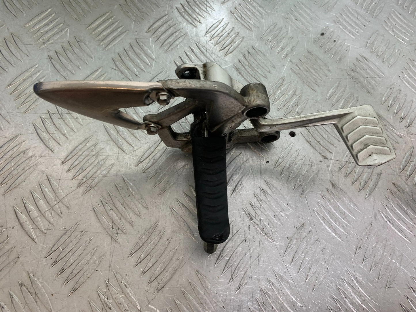 TRIUMPH 1050 SPRINT ST FRONT RIGHT HANGER  2003-2011 (CMB1285)