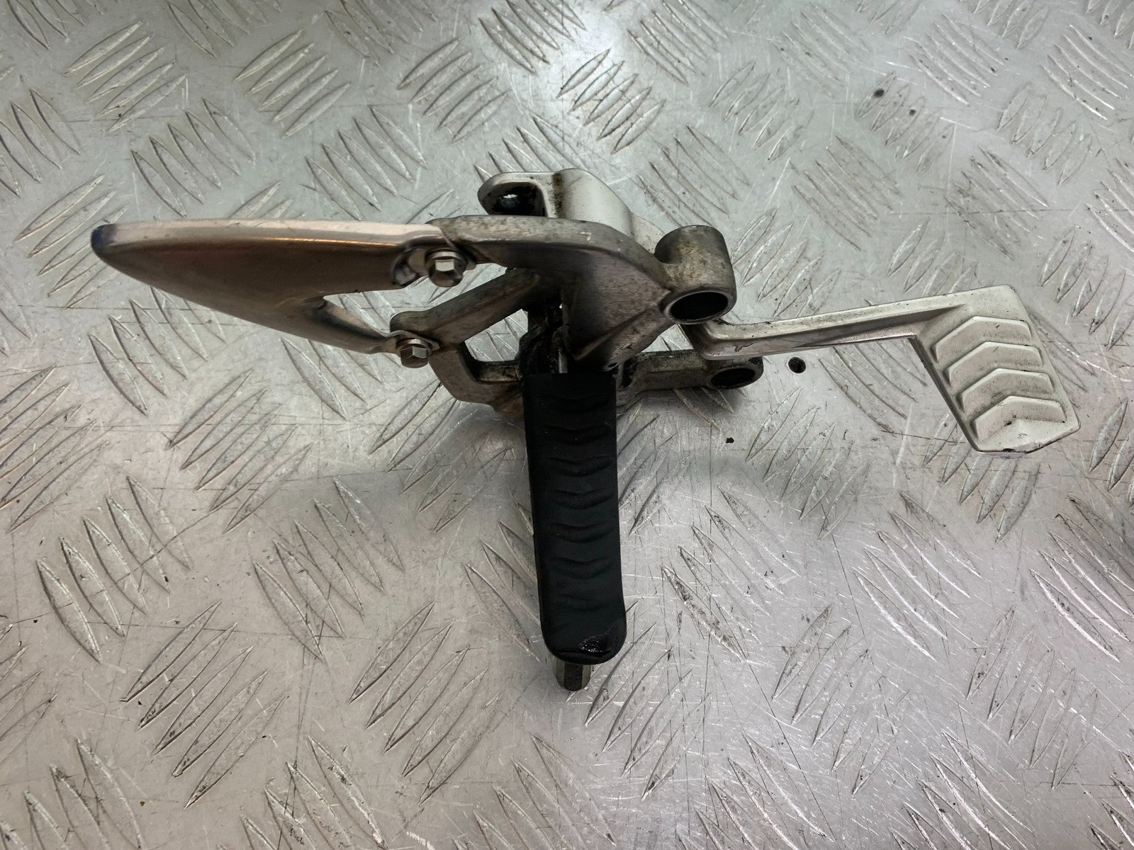 TRIUMPH 1050 SPRINT ST FRONT RIGHT HANGER  2003-2011 (CMB1285)