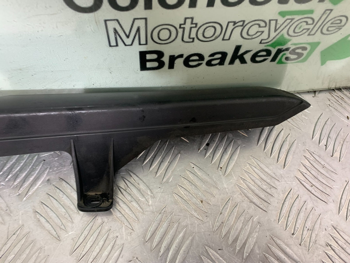 TRIUMPH 955i DAYTONA CHAIN GUARD  YEAR 2002-2006 (CMB1229)