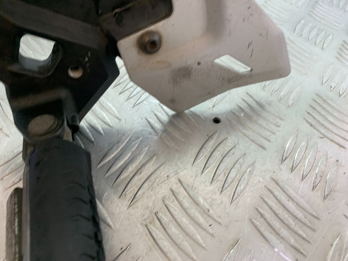 KAWASAKI NINJA 650 FRONT LEFT HANGER YEAR 2017-2019 (CMB1018)