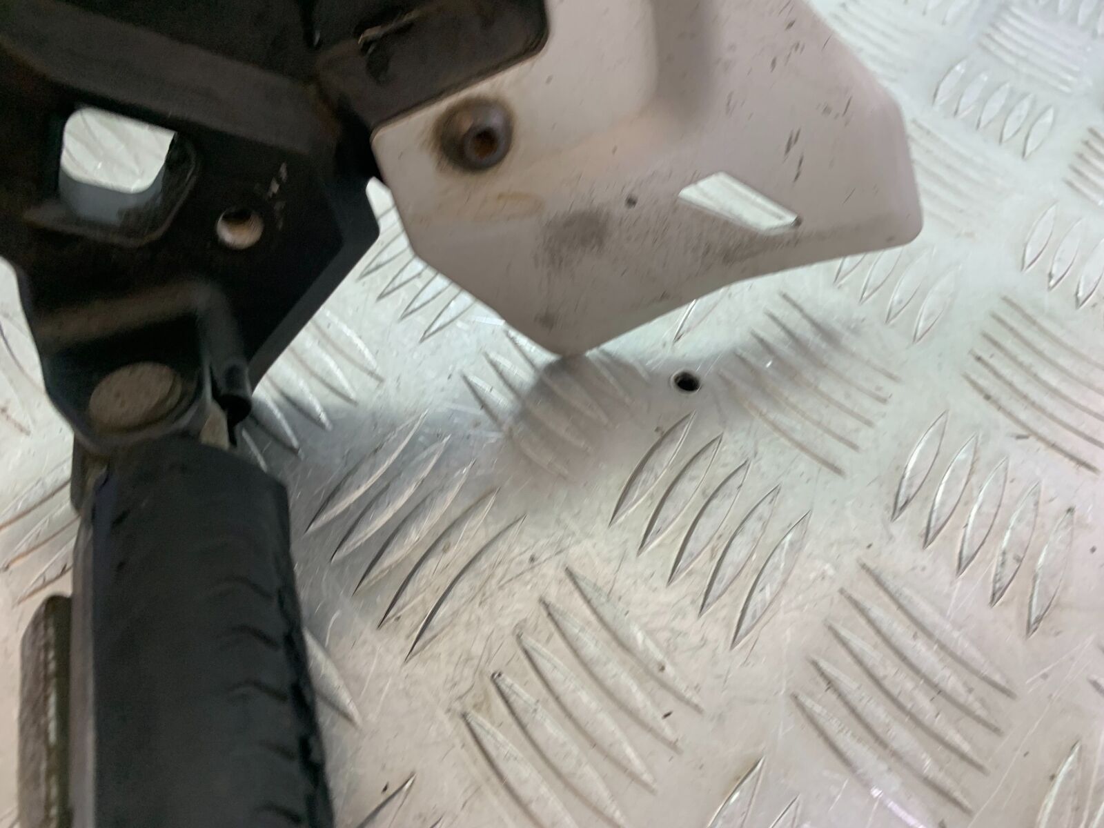 KAWASAKI NINJA 650 FRONT LEFT HANGER YEAR 2017-2019 (CMB1018)