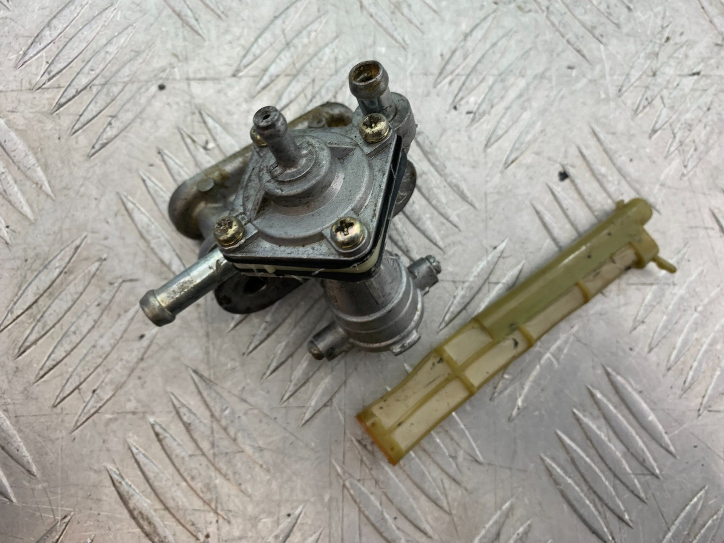 TRIUMPH TROPHY 900 PETROL TAP  YEAR 1991-95 (CMB1251)