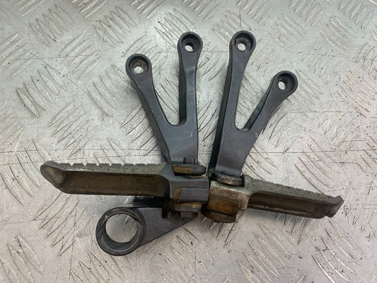 KAWASAKI ZX9R ZX9 C REAR HANGERS AND PEGS YEAR 1998-99 (CMB1213)