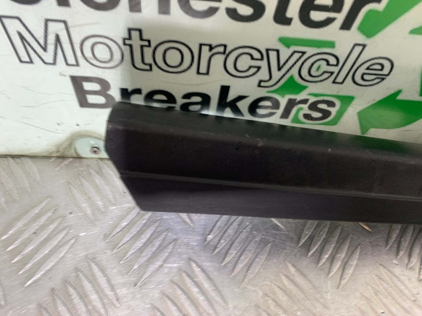 TRIUMPH 955i DAYTONA CHAIN GUARD  YEAR 2002-2006 (CMB1229)