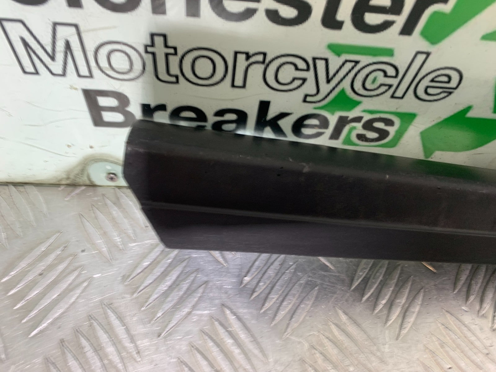 TRIUMPH 955i DAYTONA CHAIN GUARD  YEAR 2002-2006 (CMB1229)