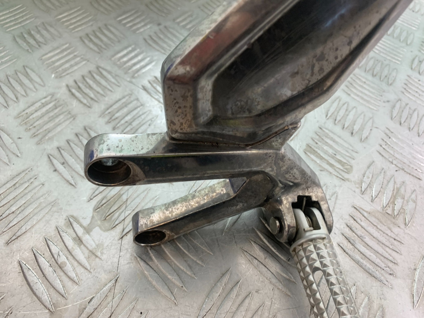 TRIUMPH TRIDENT 660 FRONT LEFT HANGER AND PEG YEAR 2021-2024 (CMB1148)