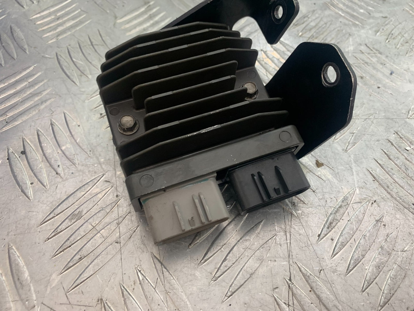 TRIUMPH 675 STREET TRIPLE R REGULATOR YEAR 2013 - 2016 (CMB1221)