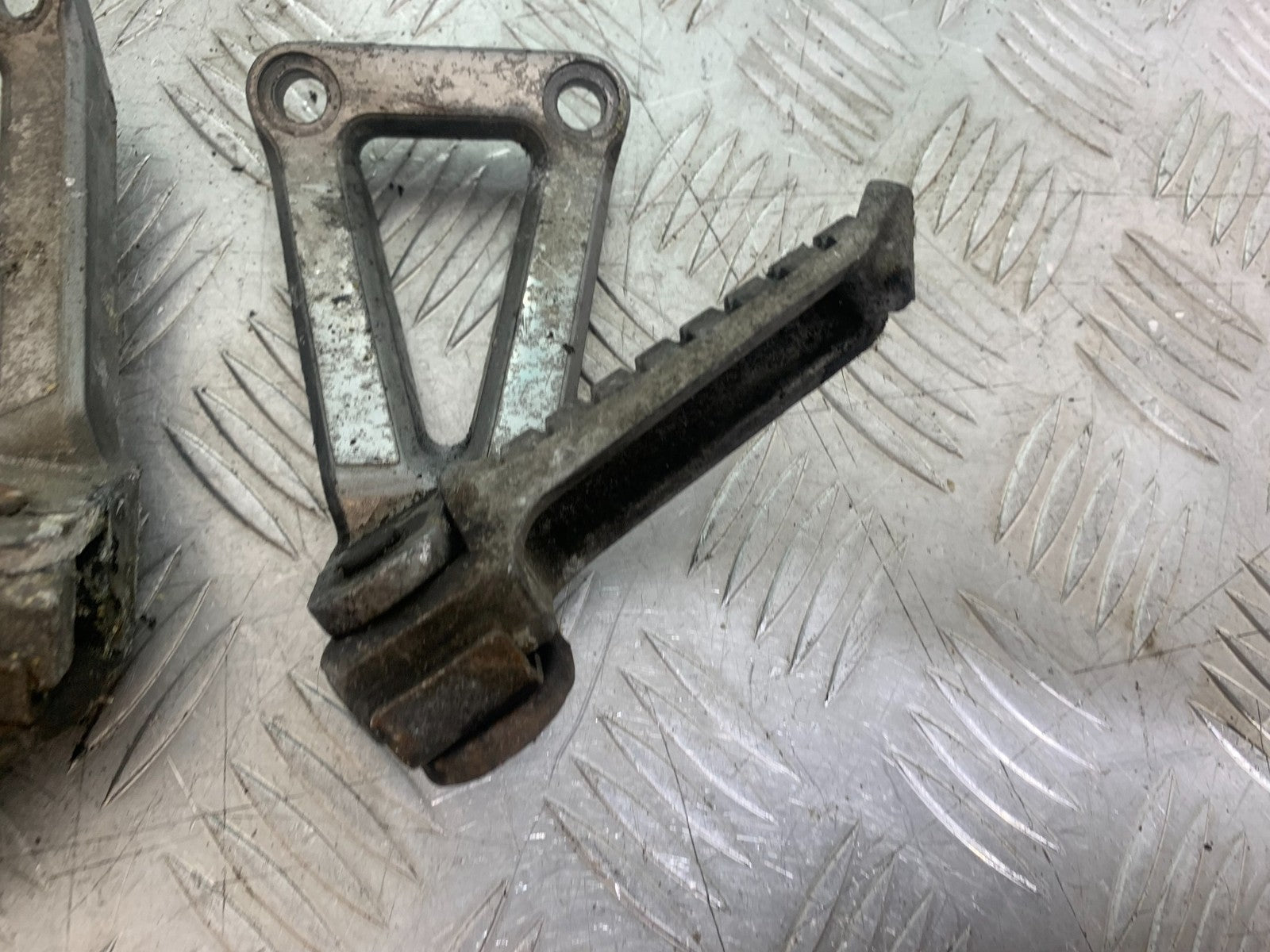 KAWASAKI ZX6R ZX6 F REAR HANGERS AND PEGS   YEAR 1995-1997 (CMB1169)