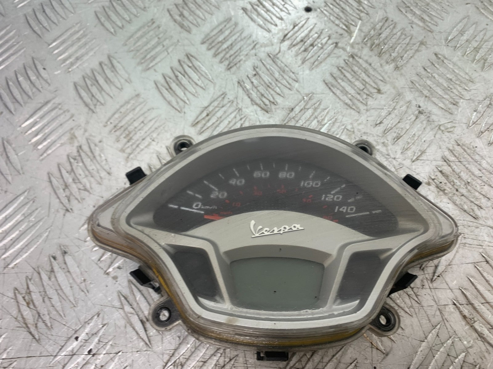 PIAGGIO VESPA GTS 125 CLOCKS SPEEDO DASH YEAR 2009-2014  (CMB1261)