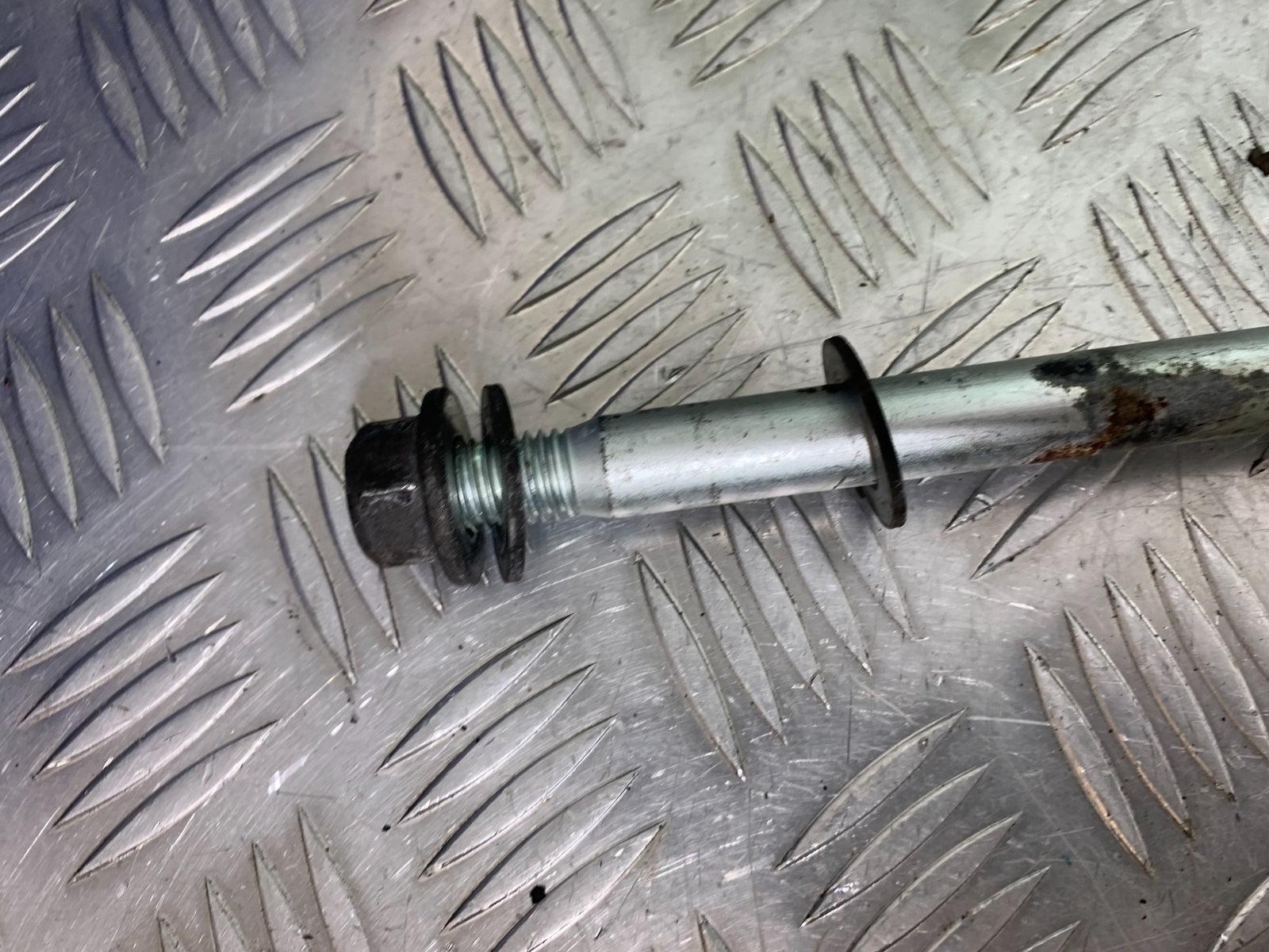 HARLEY DAVIDSON FXS BLACKLINE 1585 SWINGARM SPINDLE YEAR 2012 (CMB1147)