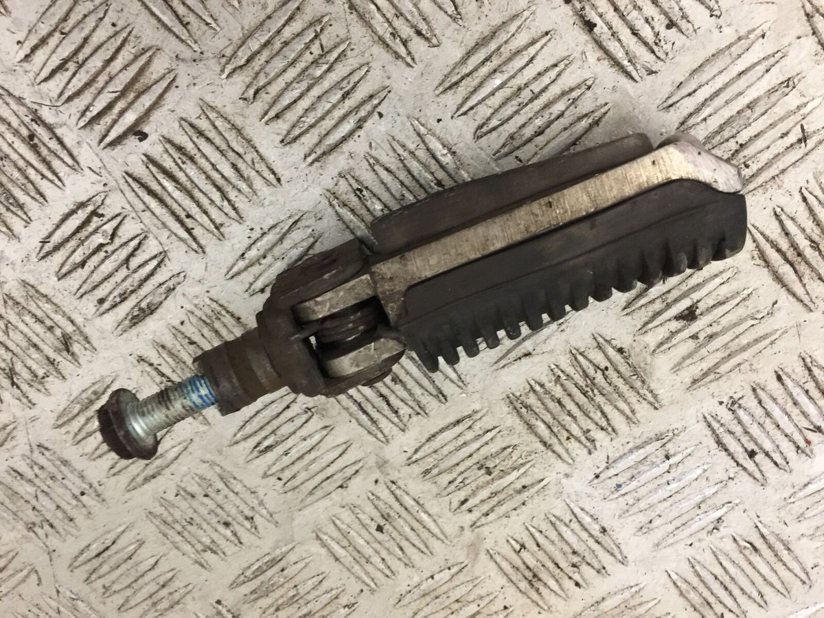 SUZUKI GSF600 GSF 600 BANDIT FRONT LEFT PEG   YEAR 1997 (STOCK 729)