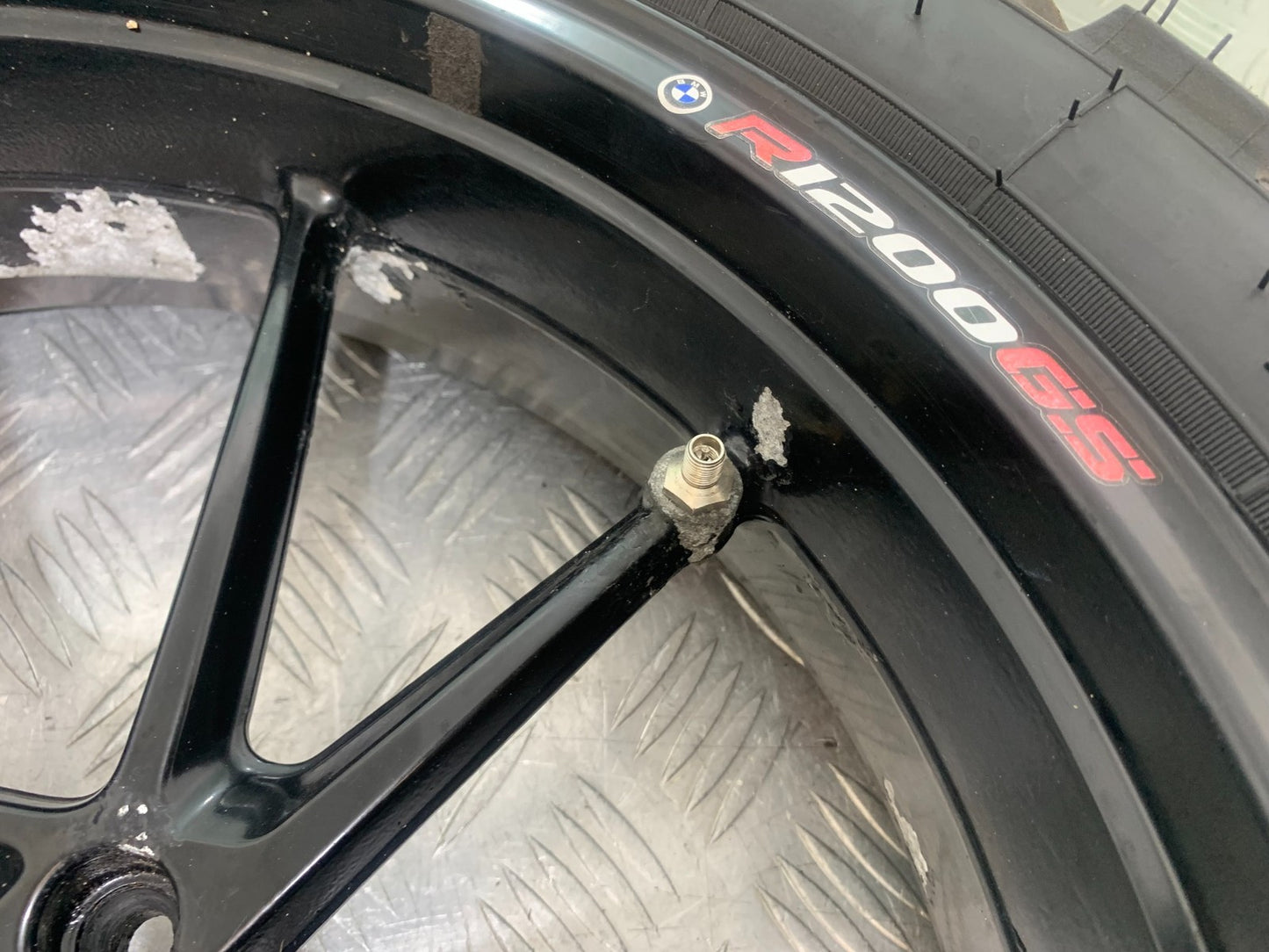 BMW R1200 R 1200 GS REAR WHEL (WITH GOOD TYRE)  YEAR 2013-2016 (CMB1257)
